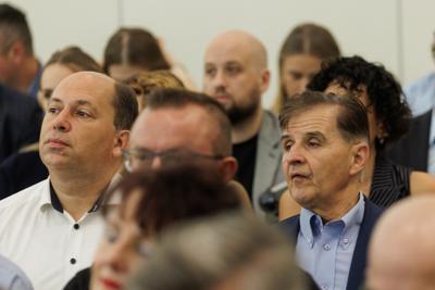 Kongres Gospodarczy to jedno z najważniejszych spotkań świata biznesu, samorządu i nauki w Lubuskiem. To właśnie tu uczestnicy szukają inspiracji, nowych technologii i kierunków rozwoju, skupiając się na kluczowych specjalizacjach regionu: innowacyjnym przemyśle, zielonej gospodarce oraz zdrowiu i jakości życia.