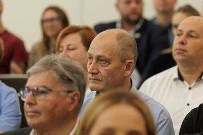 Kongres Gospodarczy to jedno z najważniejszych spotkań świata biznesu, samorządu i nauki w Lubuskiem. To właśnie tu uczestnicy szukają inspiracji, nowych technologii i kierunków rozwoju, skupiając się na kluczowych specjalizacjach regionu: innowacyjnym przemyśle, zielonej gospodarce oraz zdrowiu i jakości życia.