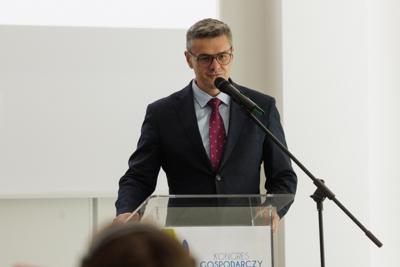 Kongres Gospodarczy to jedno z najważniejszych spotkań świata biznesu, samorządu i nauki w Lubuskiem. To właśnie tu uczestnicy szukają inspiracji, nowych technologii i kierunków rozwoju, skupiając się na kluczowych specjalizacjach regionu: innowacyjnym przemyśle, zielonej gospodarce oraz zdrowiu i jakości życia.