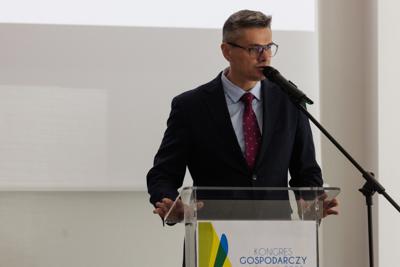 Kongres Gospodarczy to jedno z najważniejszych spotkań świata biznesu, samorządu i nauki w Lubuskiem. To właśnie tu uczestnicy szukają inspiracji, nowych technologii i kierunków rozwoju, skupiając się na kluczowych specjalizacjach regionu: innowacyjnym przemyśle, zielonej gospodarce oraz zdrowiu i jakości życia.