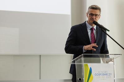 Kongres Gospodarczy to jedno z najważniejszych spotkań świata biznesu, samorządu i nauki w Lubuskiem. To właśnie tu uczestnicy szukają inspiracji, nowych technologii i kierunków rozwoju, skupiając się na kluczowych specjalizacjach regionu: innowacyjnym przemyśle, zielonej gospodarce oraz zdrowiu i jakości życia.