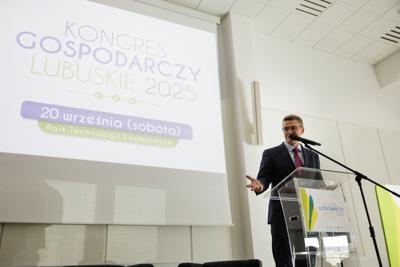 Kongres Gospodarczy to jedno z najważniejszych spotkań świata biznesu, samorządu i nauki w Lubuskiem. To właśnie tu uczestnicy szukają inspiracji, nowych technologii i kierunków rozwoju, skupiając się na kluczowych specjalizacjach regionu: innowacyjnym przemyśle, zielonej gospodarce oraz zdrowiu i jakości życia.
