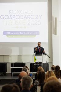 Kongres Gospodarczy to jedno z najważniejszych spotkań świata biznesu, samorządu i nauki w Lubuskiem. To właśnie tu uczestnicy szukają inspiracji, nowych technologii i kierunków rozwoju, skupiając się na kluczowych specjalizacjach regionu: innowacyjnym przemyśle, zielonej gospodarce oraz zdrowiu i jakości życia.