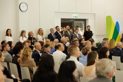 Kongres Gospodarczy to jedno z najważniejszych spotkań świata biznesu, samorządu i nauki w Lubuskiem. To właśnie tu uczestnicy szukają inspiracji, nowych technologii i kierunków rozwoju, skupiając się na kluczowych specjalizacjach regionu: innowacyjnym przemyśle, zielonej gospodarce oraz zdrowiu i jakości życia.