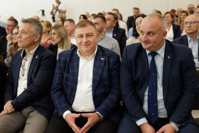 Kongres Gospodarczy to jedno z najważniejszych spotkań świata biznesu, samorządu i nauki w Lubuskiem. To właśnie tu uczestnicy szukają inspiracji, nowych technologii i kierunków rozwoju, skupiając się na kluczowych specjalizacjach regionu: innowacyjnym przemyśle, zielonej gospodarce oraz zdrowiu i jakości życia.