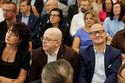 Kongres Gospodarczy to jedno z najważniejszych spotkań świata biznesu, samorządu i nauki w Lubuskiem. To właśnie tu uczestnicy szukają inspiracji, nowych technologii i kierunków rozwoju, skupiając się na kluczowych specjalizacjach regionu: innowacyjnym przemyśle, zielonej gospodarce oraz zdrowiu i jakości życia.