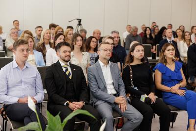 Kongres Gospodarczy to jedno z najważniejszych spotkań świata biznesu, samorządu i nauki w Lubuskiem. To właśnie tu uczestnicy szukają inspiracji, nowych technologii i kierunków rozwoju, skupiając się na kluczowych specjalizacjach regionu: innowacyjnym przemyśle, zielonej gospodarce oraz zdrowiu i jakości życia.