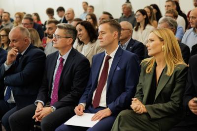 Kongres Gospodarczy to jedno z najważniejszych spotkań świata biznesu, samorządu i nauki w Lubuskiem. To właśnie tu uczestnicy szukają inspiracji, nowych technologii i kierunków rozwoju, skupiając się na kluczowych specjalizacjach regionu: innowacyjnym przemyśle, zielonej gospodarce oraz zdrowiu i jakości życia.