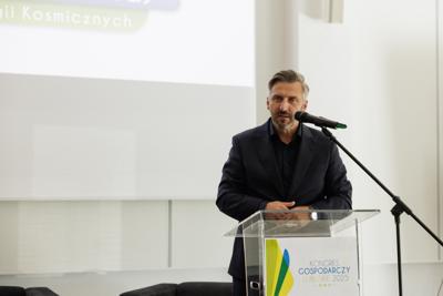 Kongres Gospodarczy to jedno z najważniejszych spotkań świata biznesu, samorządu i nauki w Lubuskiem. To właśnie tu uczestnicy szukają inspiracji, nowych technologii i kierunków rozwoju, skupiając się na kluczowych specjalizacjach regionu: innowacyjnym przemyśle, zielonej gospodarce oraz zdrowiu i jakości życia.