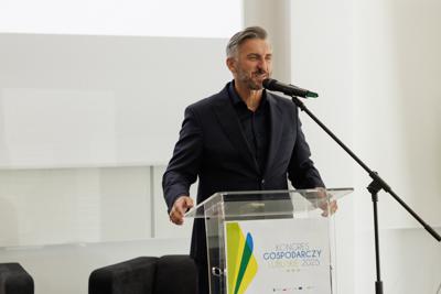 Kongres Gospodarczy to jedno z najważniejszych spotkań świata biznesu, samorządu i nauki w Lubuskiem. To właśnie tu uczestnicy szukają inspiracji, nowych technologii i kierunków rozwoju, skupiając się na kluczowych specjalizacjach regionu: innowacyjnym przemyśle, zielonej gospodarce oraz zdrowiu i jakości życia.