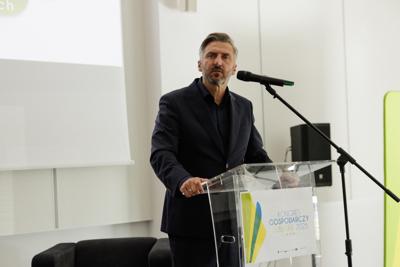 Kongres Gospodarczy to jedno z najważniejszych spotkań świata biznesu, samorządu i nauki w Lubuskiem. To właśnie tu uczestnicy szukają inspiracji, nowych technologii i kierunków rozwoju, skupiając się na kluczowych specjalizacjach regionu: innowacyjnym przemyśle, zielonej gospodarce oraz zdrowiu i jakości życia.