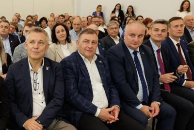 Kongres Gospodarczy to jedno z najważniejszych spotkań świata biznesu, samorządu i nauki w Lubuskiem. To właśnie tu uczestnicy szukają inspiracji, nowych technologii i kierunków rozwoju, skupiając się na kluczowych specjalizacjach regionu: innowacyjnym przemyśle, zielonej gospodarce oraz zdrowiu i jakości życia.