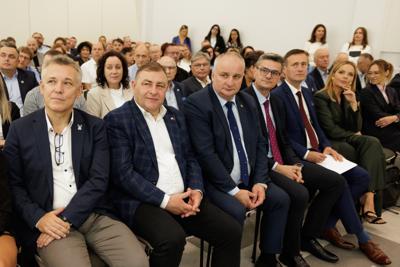 Kongres Gospodarczy to jedno z najważniejszych spotkań świata biznesu, samorządu i nauki w Lubuskiem. To właśnie tu uczestnicy szukają inspiracji, nowych technologii i kierunków rozwoju, skupiając się na kluczowych specjalizacjach regionu: innowacyjnym przemyśle, zielonej gospodarce oraz zdrowiu i jakości życia.
