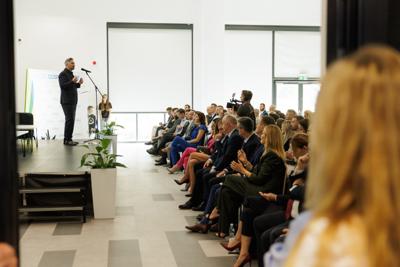 Kongres Gospodarczy to jedno z najważniejszych spotkań świata biznesu, samorządu i nauki w Lubuskiem. To właśnie tu uczestnicy szukają inspiracji, nowych technologii i kierunków rozwoju, skupiając się na kluczowych specjalizacjach regionu: innowacyjnym przemyśle, zielonej gospodarce oraz zdrowiu i jakości życia.