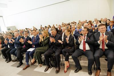 Kongres Gospodarczy to jedno z najważniejszych spotkań świata biznesu, samorządu i nauki w Lubuskiem. To właśnie tu uczestnicy szukają inspiracji, nowych technologii i kierunków rozwoju, skupiając się na kluczowych specjalizacjach regionu: innowacyjnym przemyśle, zielonej gospodarce oraz zdrowiu i jakości życia.