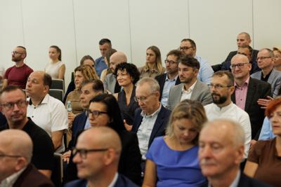 Kongres Gospodarczy to jedno z najważniejszych spotkań świata biznesu, samorządu i nauki w Lubuskiem. To właśnie tu uczestnicy szukają inspiracji, nowych technologii i kierunków rozwoju, skupiając się na kluczowych specjalizacjach regionu: innowacyjnym przemyśle, zielonej gospodarce oraz zdrowiu i jakości życia.