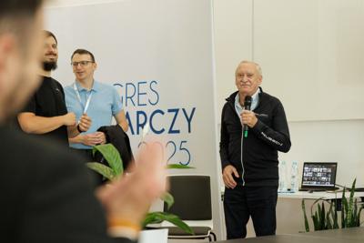 Kongres Gospodarczy to jedno z najważniejszych spotkań świata biznesu, samorządu i nauki w Lubuskiem. To właśnie tu uczestnicy szukają inspiracji, nowych technologii i kierunków rozwoju, skupiając się na kluczowych specjalizacjach regionu: innowacyjnym przemyśle, zielonej gospodarce oraz zdrowiu i jakości życia.
