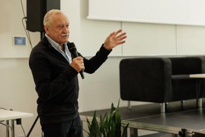 Kongres Gospodarczy to jedno z najważniejszych spotkań świata biznesu, samorządu i nauki w Lubuskiem. To właśnie tu uczestnicy szukają inspiracji, nowych technologii i kierunków rozwoju, skupiając się na kluczowych specjalizacjach regionu: innowacyjnym przemyśle, zielonej gospodarce oraz zdrowiu i jakości życia.