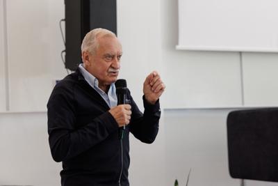 Kongres Gospodarczy to jedno z najważniejszych spotkań świata biznesu, samorządu i nauki w Lubuskiem. To właśnie tu uczestnicy szukają inspiracji, nowych technologii i kierunków rozwoju, skupiając się na kluczowych specjalizacjach regionu: innowacyjnym przemyśle, zielonej gospodarce oraz zdrowiu i jakości życia.