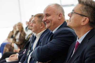 Kongres Gospodarczy to jedno z najważniejszych spotkań świata biznesu, samorządu i nauki w Lubuskiem. To właśnie tu uczestnicy szukają inspiracji, nowych technologii i kierunków rozwoju, skupiając się na kluczowych specjalizacjach regionu: innowacyjnym przemyśle, zielonej gospodarce oraz zdrowiu i jakości życia.