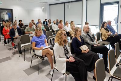 Kongres Gospodarczy to jedno z najważniejszych spotkań świata biznesu, samorządu i nauki w Lubuskiem. To właśnie tu uczestnicy szukają inspiracji, nowych technologii i kierunków rozwoju, skupiając się na kluczowych specjalizacjach regionu: innowacyjnym przemyśle, zielonej gospodarce oraz zdrowiu i jakości życia.