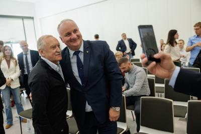 Kongres Gospodarczy to jedno z najważniejszych spotkań świata biznesu, samorządu i nauki w Lubuskiem. To właśnie tu uczestnicy szukają inspiracji, nowych technologii i kierunków rozwoju, skupiając się na kluczowych specjalizacjach regionu: innowacyjnym przemyśle, zielonej gospodarce oraz zdrowiu i jakości życia.