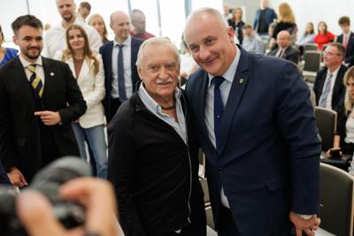 Kongres Gospodarczy to jedno z najważniejszych spotkań świata biznesu, samorządu i nauki w Lubuskiem. To właśnie tu uczestnicy szukają inspiracji, nowych technologii i kierunków rozwoju, skupiając się na kluczowych specjalizacjach regionu: innowacyjnym przemyśle, zielonej gospodarce oraz zdrowiu i jakości życia.