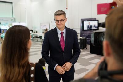 Kongres Gospodarczy to jedno z najważniejszych spotkań świata biznesu, samorządu i nauki w Lubuskiem. To właśnie tu uczestnicy szukają inspiracji, nowych technologii i kierunków rozwoju, skupiając się na kluczowych specjalizacjach regionu: innowacyjnym przemyśle, zielonej gospodarce oraz zdrowiu i jakości życia.