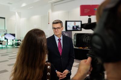 Kongres Gospodarczy to jedno z najważniejszych spotkań świata biznesu, samorządu i nauki w Lubuskiem. To właśnie tu uczestnicy szukają inspiracji, nowych technologii i kierunków rozwoju, skupiając się na kluczowych specjalizacjach regionu: innowacyjnym przemyśle, zielonej gospodarce oraz zdrowiu i jakości życia.