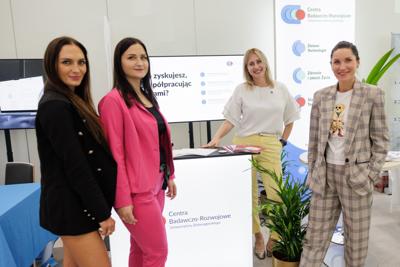 Kongres Gospodarczy to jedno z najważniejszych spotkań świata biznesu, samorządu i nauki w Lubuskiem. To właśnie tu uczestnicy szukają inspiracji, nowych technologii i kierunków rozwoju, skupiając się na kluczowych specjalizacjach regionu: innowacyjnym przemyśle, zielonej gospodarce oraz zdrowiu i jakości życia.