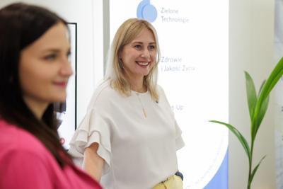 Kongres Gospodarczy to jedno z najważniejszych spotkań świata biznesu, samorządu i nauki w Lubuskiem. To właśnie tu uczestnicy szukają inspiracji, nowych technologii i kierunków rozwoju, skupiając się na kluczowych specjalizacjach regionu: innowacyjnym przemyśle, zielonej gospodarce oraz zdrowiu i jakości życia.