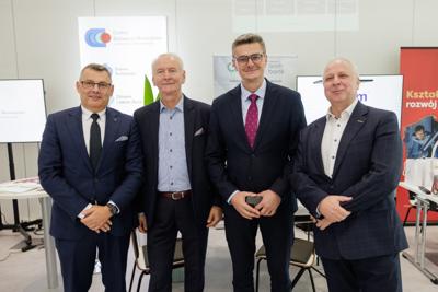 Kongres Gospodarczy to jedno z najważniejszych spotkań świata biznesu, samorządu i nauki w Lubuskiem. To właśnie tu uczestnicy szukają inspiracji, nowych technologii i kierunków rozwoju, skupiając się na kluczowych specjalizacjach regionu: innowacyjnym przemyśle, zielonej gospodarce oraz zdrowiu i jakości życia.