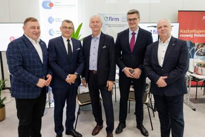 Kongres Gospodarczy to jedno z najważniejszych spotkań świata biznesu, samorządu i nauki w Lubuskiem. To właśnie tu uczestnicy szukają inspiracji, nowych technologii i kierunków rozwoju, skupiając się na kluczowych specjalizacjach regionu: innowacyjnym przemyśle, zielonej gospodarce oraz zdrowiu i jakości życia.