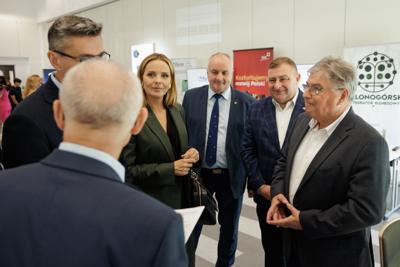 Kongres Gospodarczy to jedno z najważniejszych spotkań świata biznesu, samorządu i nauki w Lubuskiem. To właśnie tu uczestnicy szukają inspiracji, nowych technologii i kierunków rozwoju, skupiając się na kluczowych specjalizacjach regionu: innowacyjnym przemyśle, zielonej gospodarce oraz zdrowiu i jakości życia.