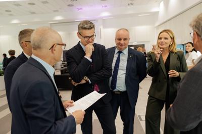 Kongres Gospodarczy to jedno z najważniejszych spotkań świata biznesu, samorządu i nauki w Lubuskiem. To właśnie tu uczestnicy szukają inspiracji, nowych technologii i kierunków rozwoju, skupiając się na kluczowych specjalizacjach regionu: innowacyjnym przemyśle, zielonej gospodarce oraz zdrowiu i jakości życia.