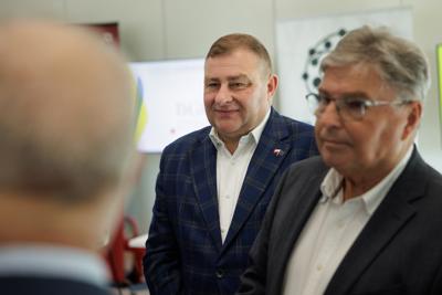 Kongres Gospodarczy to jedno z najważniejszych spotkań świata biznesu, samorządu i nauki w Lubuskiem. To właśnie tu uczestnicy szukają inspiracji, nowych technologii i kierunków rozwoju, skupiając się na kluczowych specjalizacjach regionu: innowacyjnym przemyśle, zielonej gospodarce oraz zdrowiu i jakości życia.