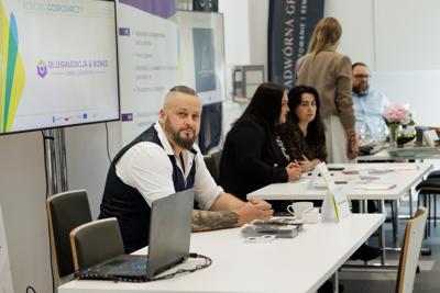 Kongres Gospodarczy to jedno z najważniejszych spotkań świata biznesu, samorządu i nauki w Lubuskiem. To właśnie tu uczestnicy szukają inspiracji, nowych technologii i kierunków rozwoju, skupiając się na kluczowych specjalizacjach regionu: innowacyjnym przemyśle, zielonej gospodarce oraz zdrowiu i jakości życia.