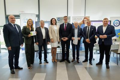 Kongres Gospodarczy to jedno z najważniejszych spotkań świata biznesu, samorządu i nauki w Lubuskiem. To właśnie tu uczestnicy szukają inspiracji, nowych technologii i kierunków rozwoju, skupiając się na kluczowych specjalizacjach regionu: innowacyjnym przemyśle, zielonej gospodarce oraz zdrowiu i jakości życia.