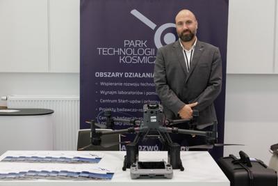 Kongres Gospodarczy to jedno z najważniejszych spotkań świata biznesu, samorządu i nauki w Lubuskiem. To właśnie tu uczestnicy szukają inspiracji, nowych technologii i kierunków rozwoju, skupiając się na kluczowych specjalizacjach regionu: innowacyjnym przemyśle, zielonej gospodarce oraz zdrowiu i jakości życia.