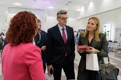 Kongres Gospodarczy to jedno z najważniejszych spotkań świata biznesu, samorządu i nauki w Lubuskiem. To właśnie tu uczestnicy szukają inspiracji, nowych technologii i kierunków rozwoju, skupiając się na kluczowych specjalizacjach regionu: innowacyjnym przemyśle, zielonej gospodarce oraz zdrowiu i jakości życia.