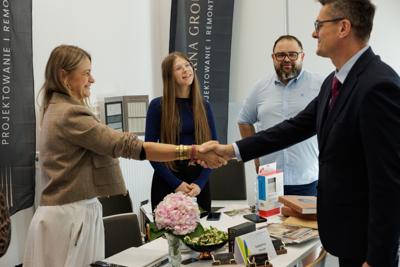 Kongres Gospodarczy to jedno z najważniejszych spotkań świata biznesu, samorządu i nauki w Lubuskiem. To właśnie tu uczestnicy szukają inspiracji, nowych technologii i kierunków rozwoju, skupiając się na kluczowych specjalizacjach regionu: innowacyjnym przemyśle, zielonej gospodarce oraz zdrowiu i jakości życia.