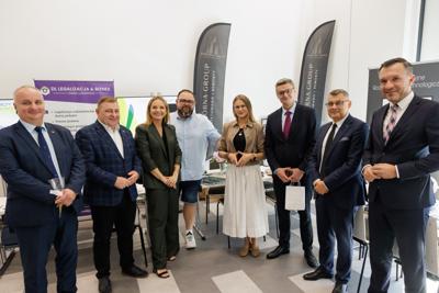 Kongres Gospodarczy to jedno z najważniejszych spotkań świata biznesu, samorządu i nauki w Lubuskiem. To właśnie tu uczestnicy szukają inspiracji, nowych technologii i kierunków rozwoju, skupiając się na kluczowych specjalizacjach regionu: innowacyjnym przemyśle, zielonej gospodarce oraz zdrowiu i jakości życia.
