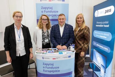 Kongres Gospodarczy to jedno z najważniejszych spotkań świata biznesu, samorządu i nauki w Lubuskiem. To właśnie tu uczestnicy szukają inspiracji, nowych technologii i kierunków rozwoju, skupiając się na kluczowych specjalizacjach regionu: innowacyjnym przemyśle, zielonej gospodarce oraz zdrowiu i jakości życia.