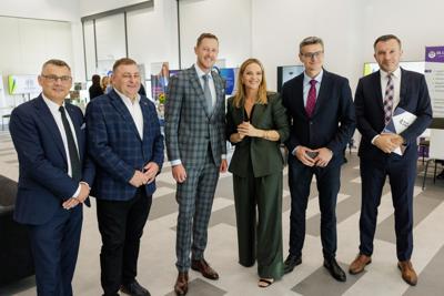 Kongres Gospodarczy to jedno z najważniejszych spotkań świata biznesu, samorządu i nauki w Lubuskiem. To właśnie tu uczestnicy szukają inspiracji, nowych technologii i kierunków rozwoju, skupiając się na kluczowych specjalizacjach regionu: innowacyjnym przemyśle, zielonej gospodarce oraz zdrowiu i jakości życia.