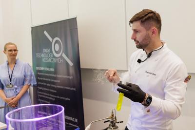 Kongres Gospodarczy to jedno z najważniejszych spotkań świata biznesu, samorządu i nauki w Lubuskiem. To właśnie tu uczestnicy szukają inspiracji, nowych technologii i kierunków rozwoju, skupiając się na kluczowych specjalizacjach regionu: innowacyjnym przemyśle, zielonej gospodarce oraz zdrowiu i jakości życia.