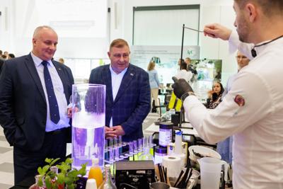 Kongres Gospodarczy to jedno z najważniejszych spotkań świata biznesu, samorządu i nauki w Lubuskiem. To właśnie tu uczestnicy szukają inspiracji, nowych technologii i kierunków rozwoju, skupiając się na kluczowych specjalizacjach regionu: innowacyjnym przemyśle, zielonej gospodarce oraz zdrowiu i jakości życia.