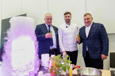 Kongres Gospodarczy to jedno z najważniejszych spotkań świata biznesu, samorządu i nauki w Lubuskiem. To właśnie tu uczestnicy szukają inspiracji, nowych technologii i kierunków rozwoju, skupiając się na kluczowych specjalizacjach regionu: innowacyjnym przemyśle, zielonej gospodarce oraz zdrowiu i jakości życia.