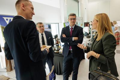 Kongres Gospodarczy to jedno z najważniejszych spotkań świata biznesu, samorządu i nauki w Lubuskiem. To właśnie tu uczestnicy szukają inspiracji, nowych technologii i kierunków rozwoju, skupiając się na kluczowych specjalizacjach regionu: innowacyjnym przemyśle, zielonej gospodarce oraz zdrowiu i jakości życia.