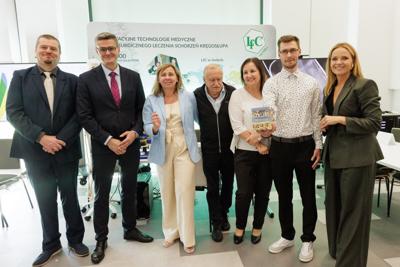 Kongres Gospodarczy to jedno z najważniejszych spotkań świata biznesu, samorządu i nauki w Lubuskiem. To właśnie tu uczestnicy szukają inspiracji, nowych technologii i kierunków rozwoju, skupiając się na kluczowych specjalizacjach regionu: innowacyjnym przemyśle, zielonej gospodarce oraz zdrowiu i jakości życia.