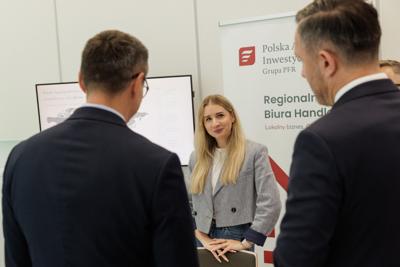 Kongres Gospodarczy to jedno z najważniejszych spotkań świata biznesu, samorządu i nauki w Lubuskiem. To właśnie tu uczestnicy szukają inspiracji, nowych technologii i kierunków rozwoju, skupiając się na kluczowych specjalizacjach regionu: innowacyjnym przemyśle, zielonej gospodarce oraz zdrowiu i jakości życia.